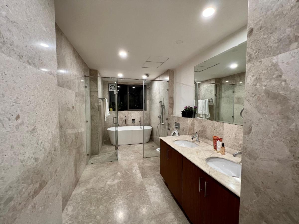 Luxury Master Bedroom With Bathtub N Private Entry Gurgaon Buitenkant foto