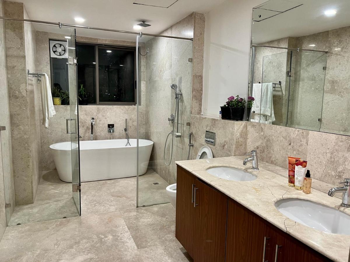 Luxury Master Bedroom With Bathtub N Private Entry Gurgaon Buitenkant foto