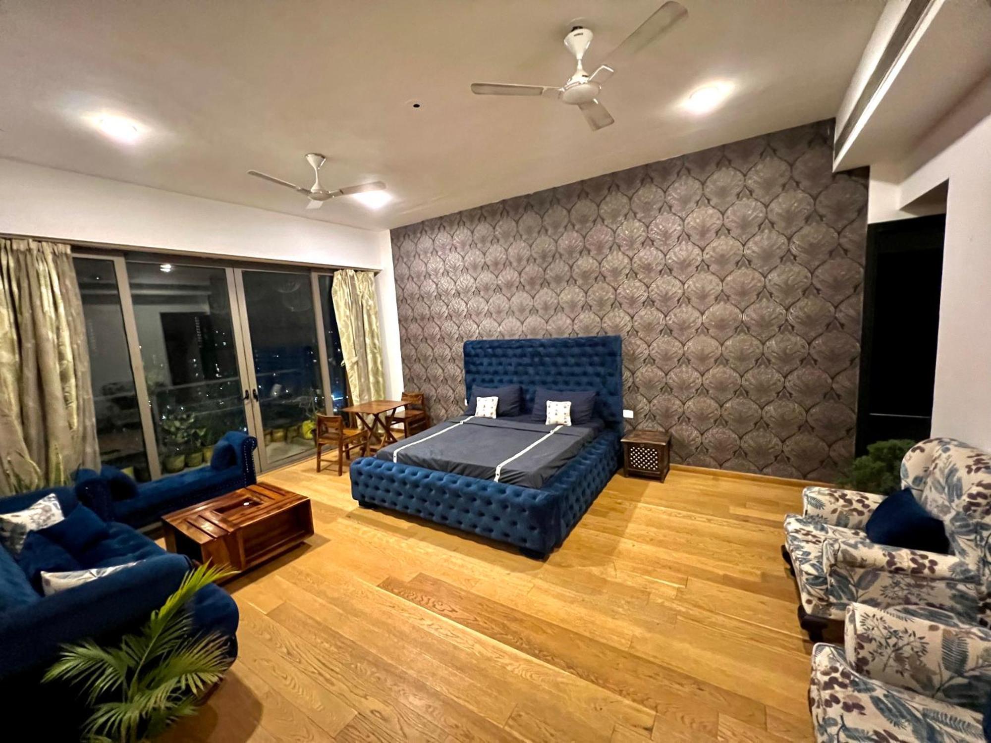 Luxury Master Bedroom With Bathtub N Private Entry Gurgaon Buitenkant foto